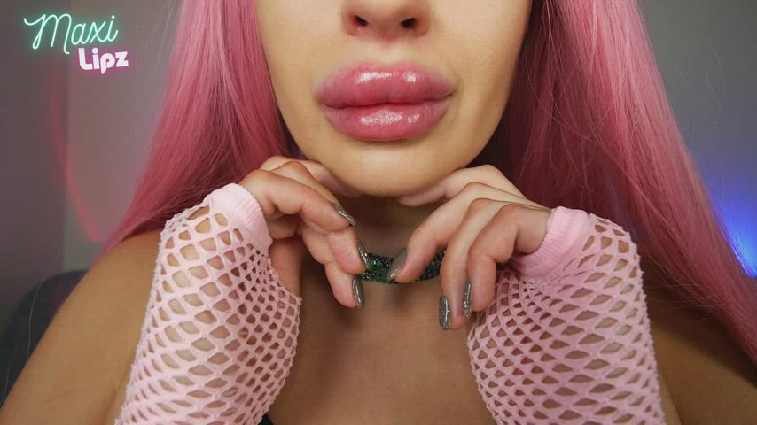 Starting off r/MaxiLipz with some big shiny pink juicy lips!