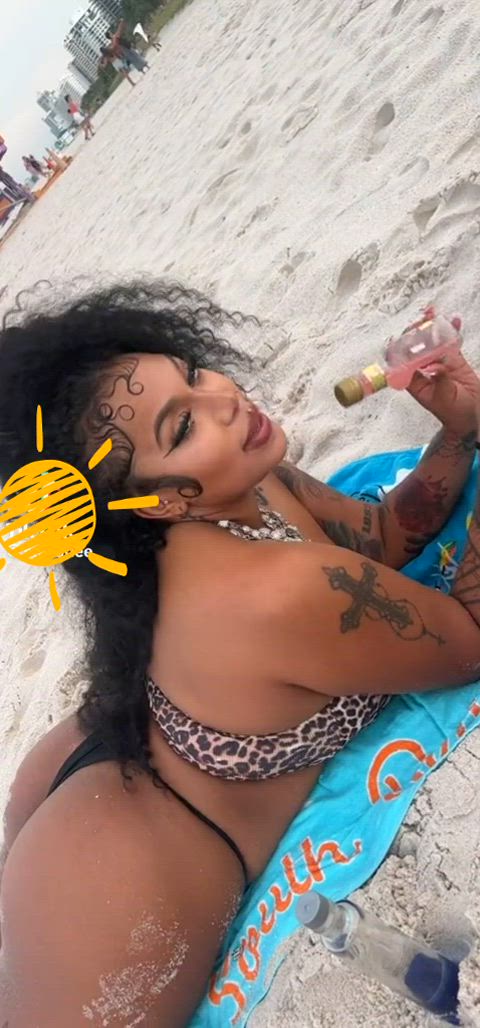 Hotty balck girl on thr beach. blowjob gesture