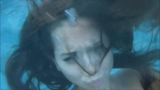 Riley Reid under water