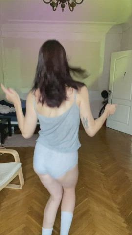 ass dancing girl girl gif