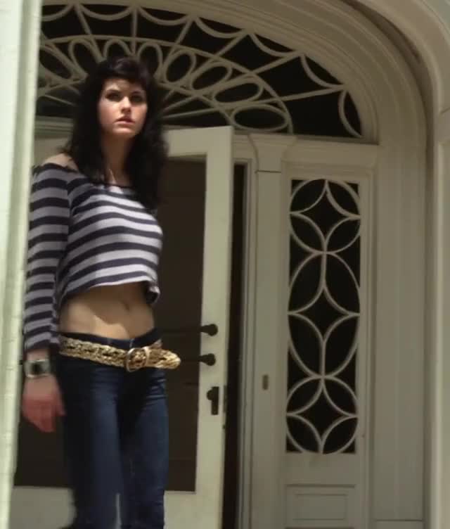 Alexandra Daddario - Texas Chainsaw e 0 (1)