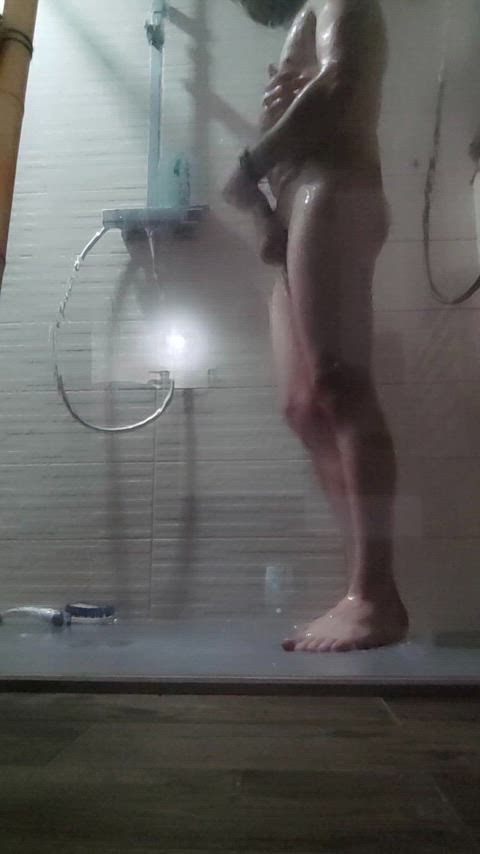 (M27) I'm having fun with the shower glass at the bnb 💦🤤🥵