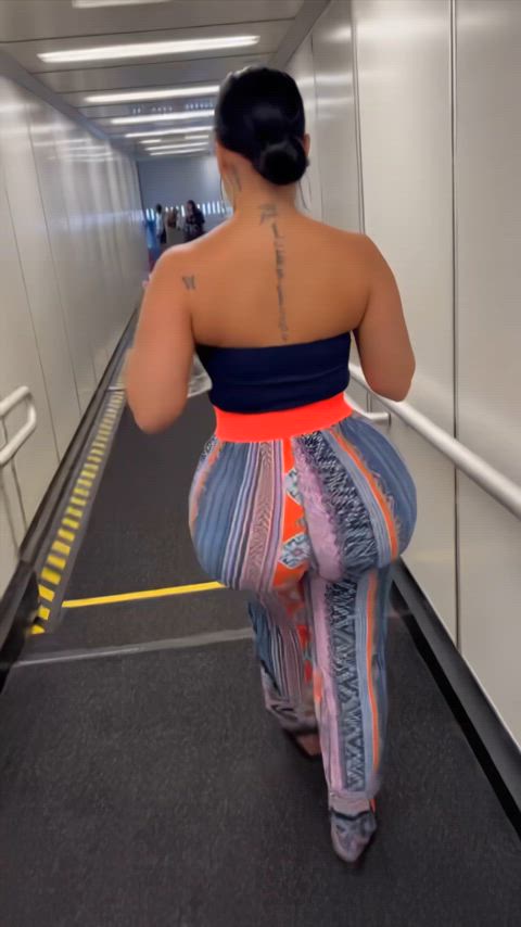 Bricking up the runway! 🥵🍑