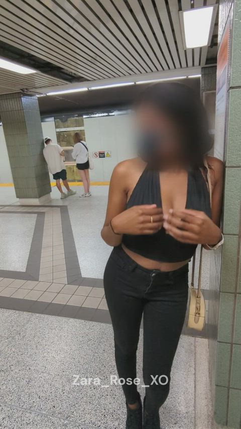 I love pulling out my tits in public 😋