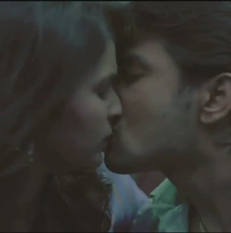 Parineeti Chopra Smooch scenes with Sushant Singh Rajput from Shuddh Desi Romance