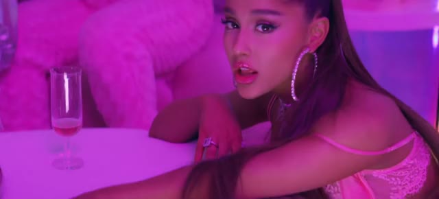 Pasties (2) - 7 Rings (MV) - 2019