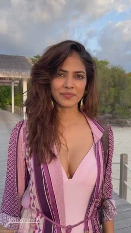 Malavika Mohanan's stunning cleavage 🔥