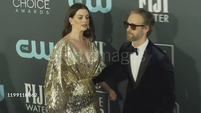 Anne Hathaway Cleavage Tits gif