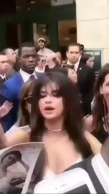 Selena Greeting fans
