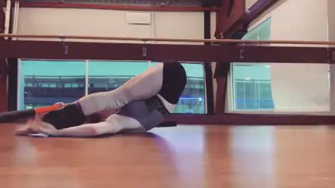 Anna Vladi stretching her splits