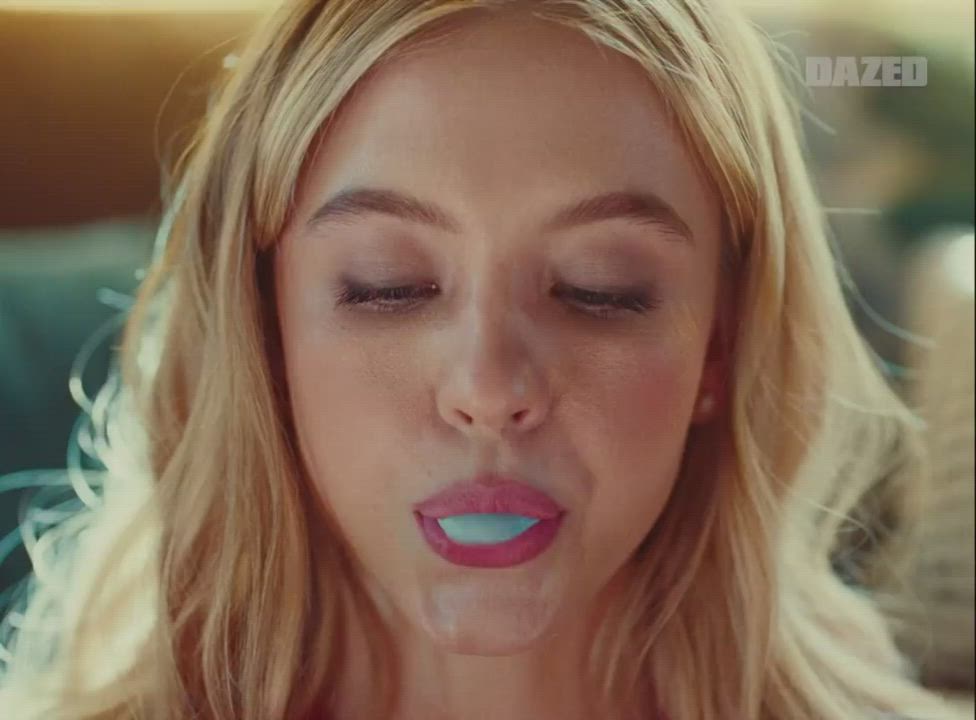 Sydney Sweeney popping gum