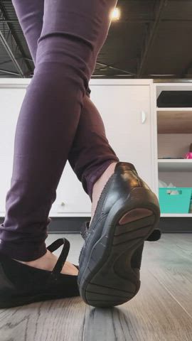 Teasing your eyes and your nose with my stinky soles 🤢
