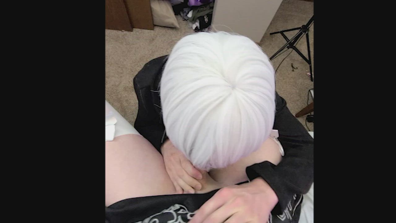 This is how 9S polishes 2B's sword!! Isn't he good at it??