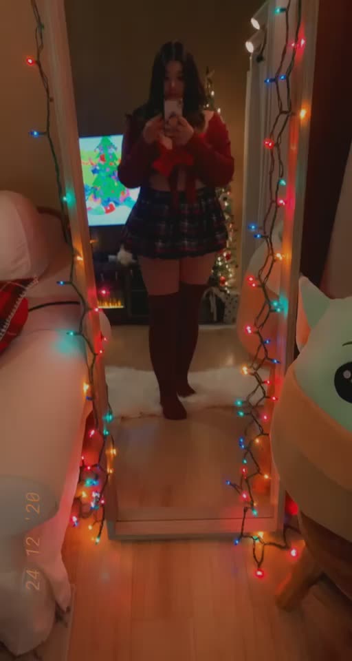 Thighs so thicc the socks roll down ?