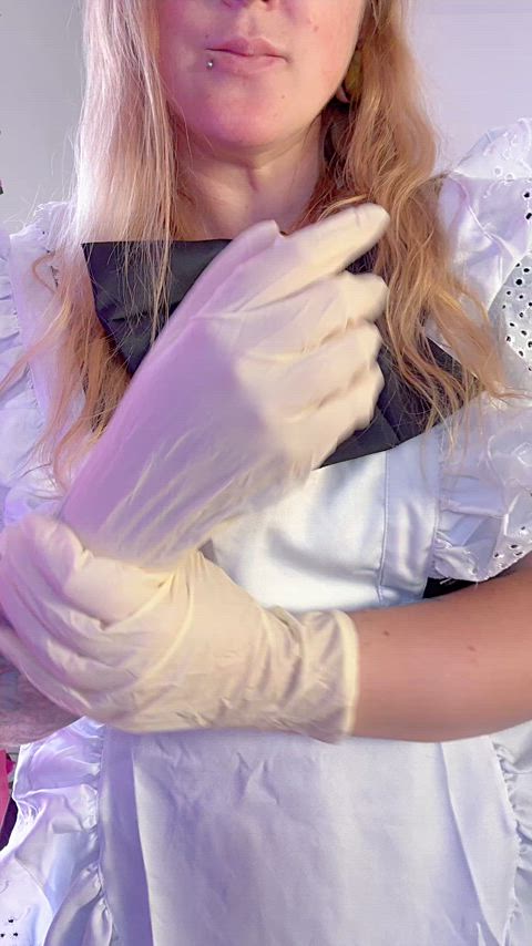 main in latex gloves