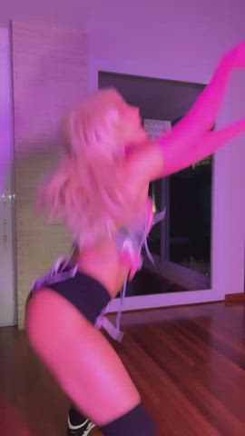 babe big ass blonde brazilian celebrity jiggling twerking gif