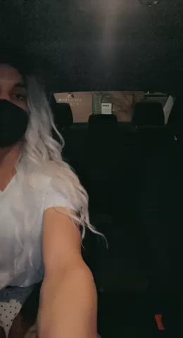 Booty shake in the car
