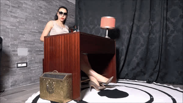 licking mistress pee role play gif