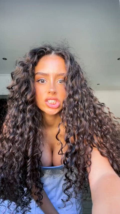 curly hair portuguese tiktok gif