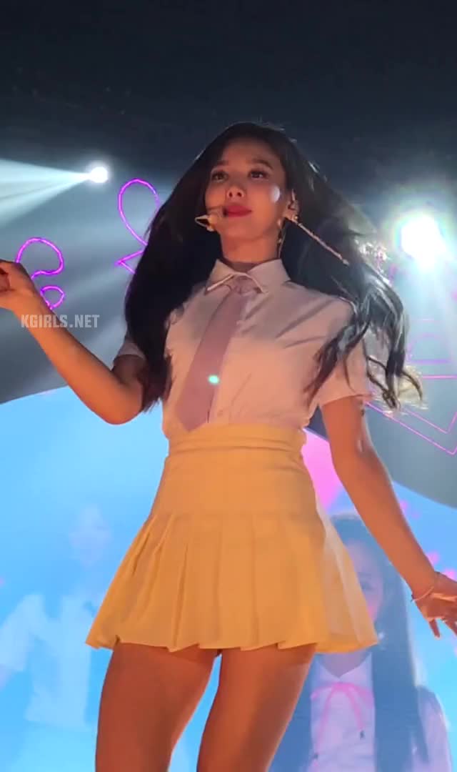 nayeon-twice-concert-2-www.kgirls.net