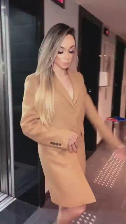 Imagine walking out of your hotel to her doing this!