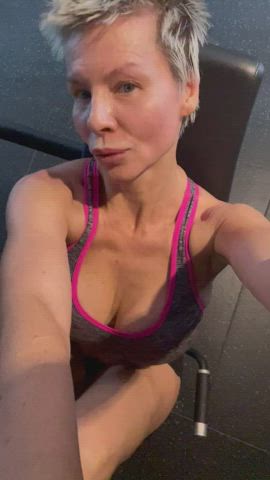 [F]50 would like to exercise in the same gym club