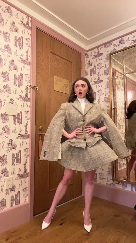 dance maisie williams sexy gif