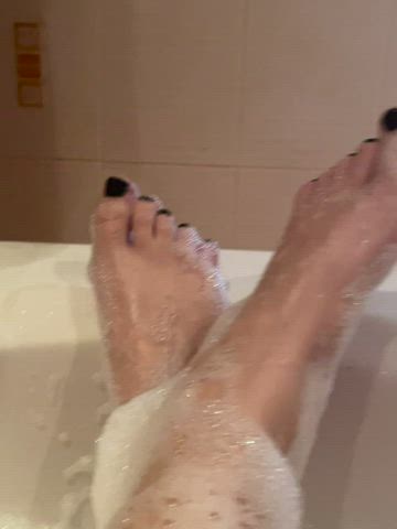 bathtub feet feet fetish nails teen toes gif