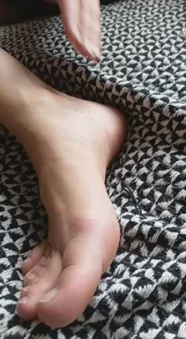 Who wants to help me rub these? 👀👣👅