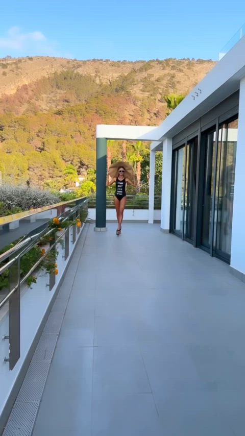 kate beckinsale swimsuit walking gif