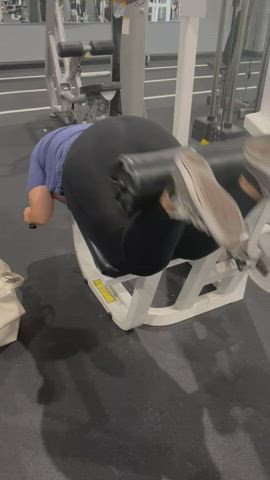 Mommy hitting legs 🏋️‍♀️