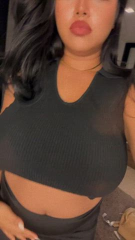 I love flashing my huge Indo boobs for you 😜