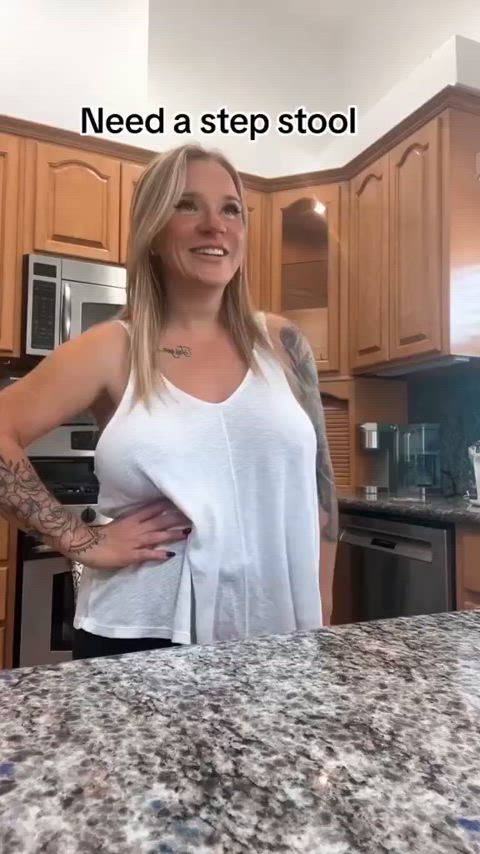 mature blonde milf big boobs flashing rubia madura tetona enseñando teta