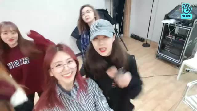 V LIVE - [드림캐쳐] 투데이 이즈 썬데이? 31