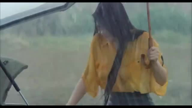 洪金宝《火烧岛》雨中帮美女换车胎经典片段