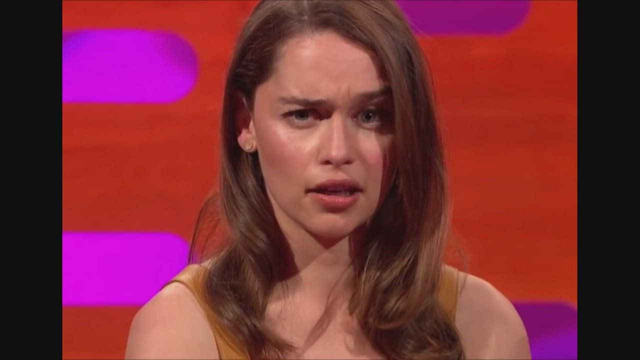 Emilia clarke is basically begging us to destroy her face..look at it !!