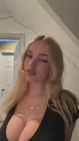 So busty 😍