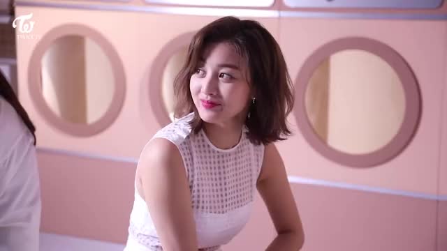 TWICE TV ESTEE LAUDER 4