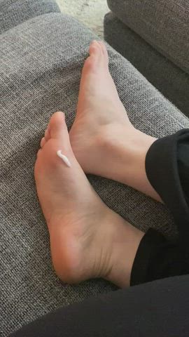 If only I had a footboi to rub this lotion on my feet 🦶🏻😴