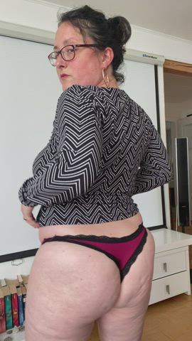 40 year old sexy milf ready to help to you live out your fantasies