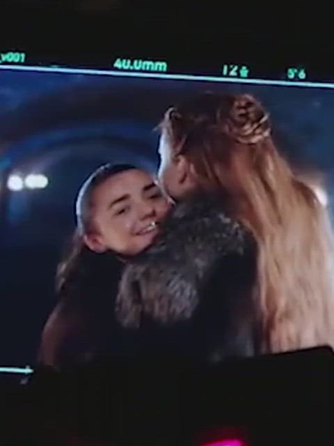 lesbian maisie williams sophie turner gif