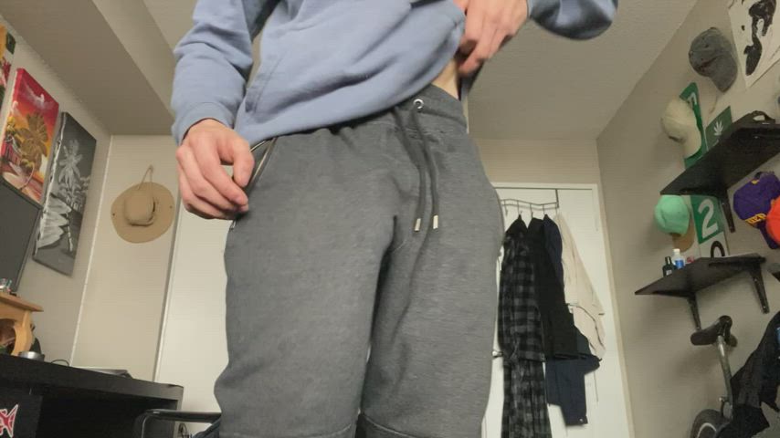 I love grey sweatpants 😏