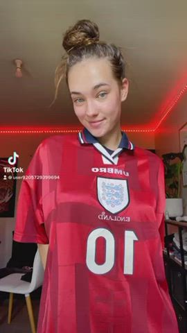 I want England to win 🏴󠁧󠁢󠁥󠁮󠁧󠁿 (20F)