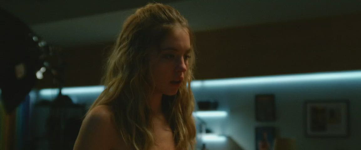 Sydney Sweeney in The Voyers (2021)