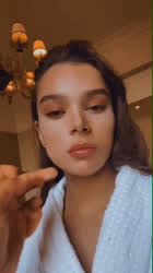 Hailee Steinfeld gif