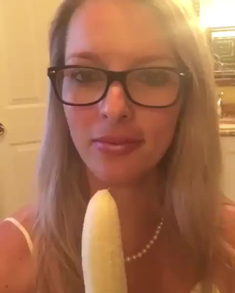 womeneatingbananas