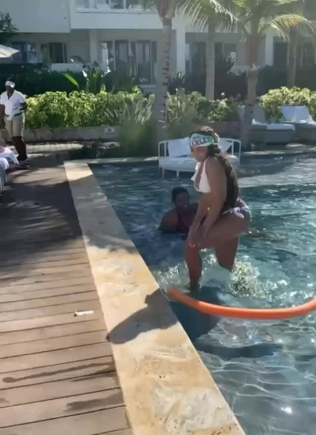 Ashanti Poolside Twerk