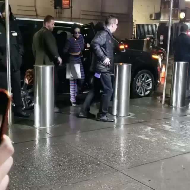 halsey arriving at jingle ball nyc