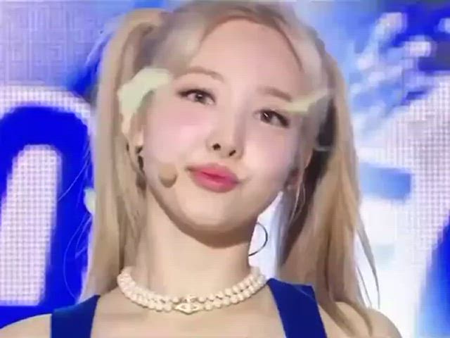 Nayeon tongue out 👅
