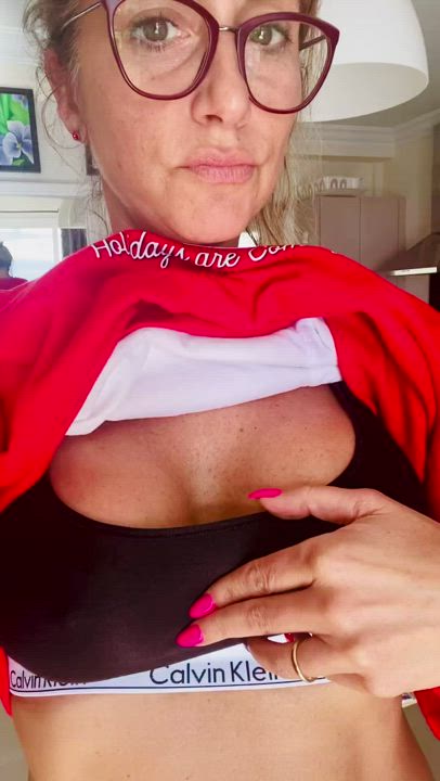 big tits boobs milf gif